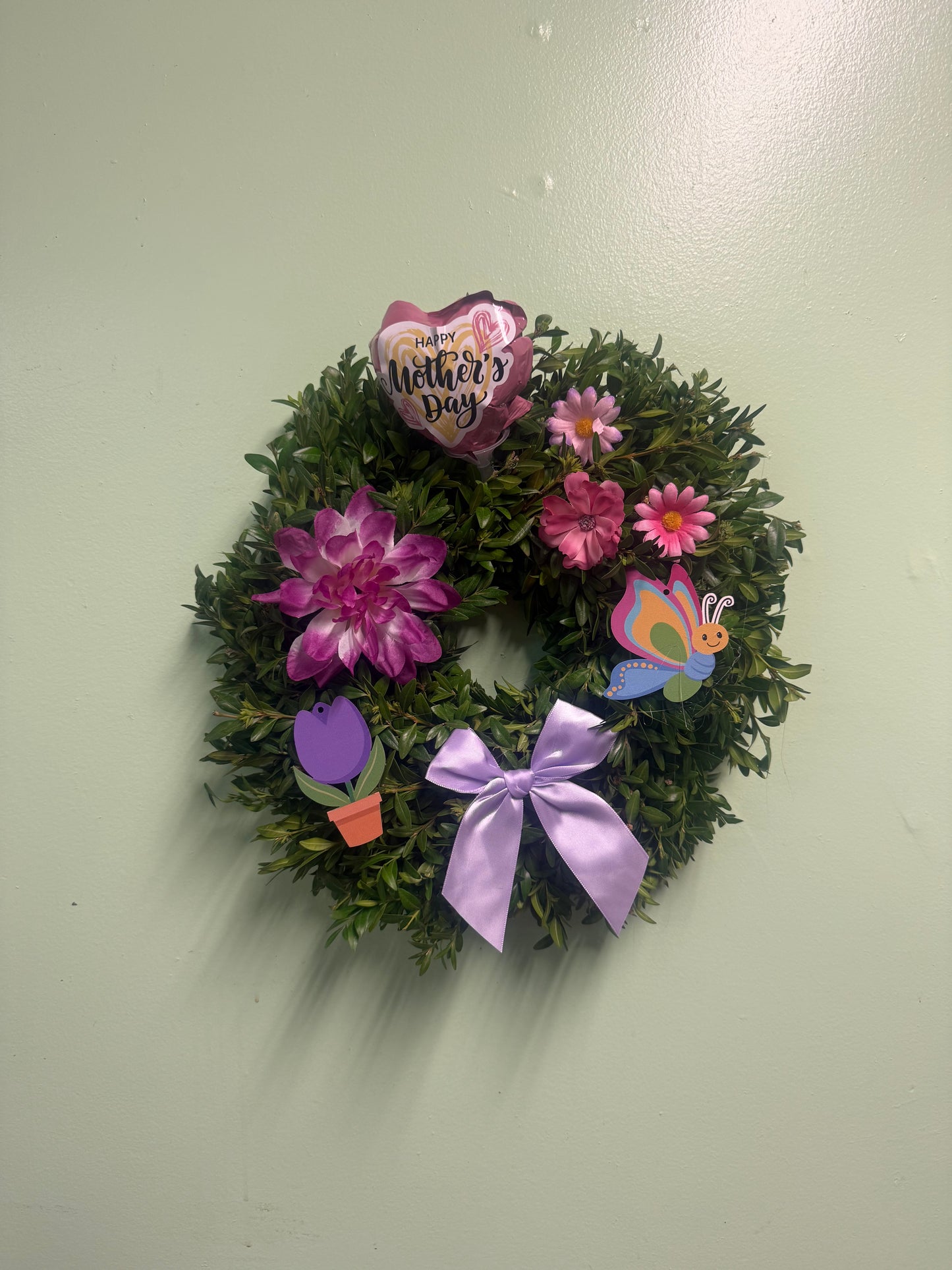Medium Decorated Real Boxwood Wreath